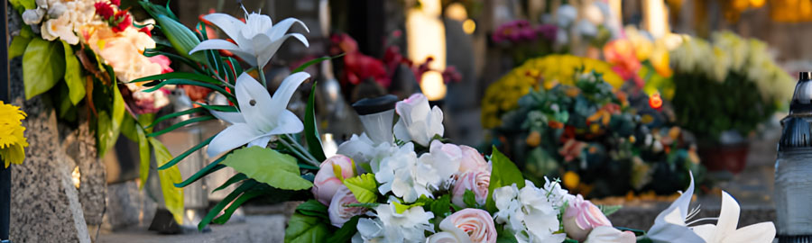 Blumengedeck auf einem Friedhof