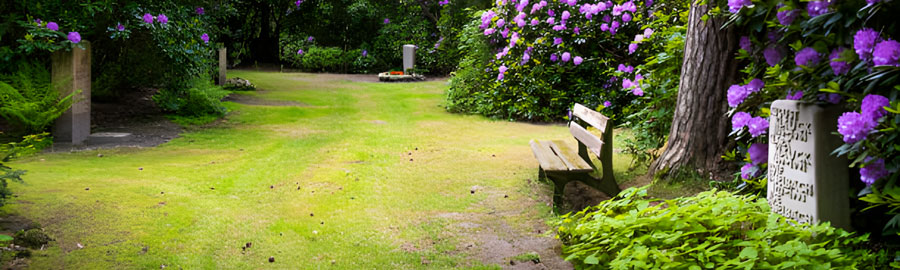 Grabstein, Parkbank auf einem Friedhof